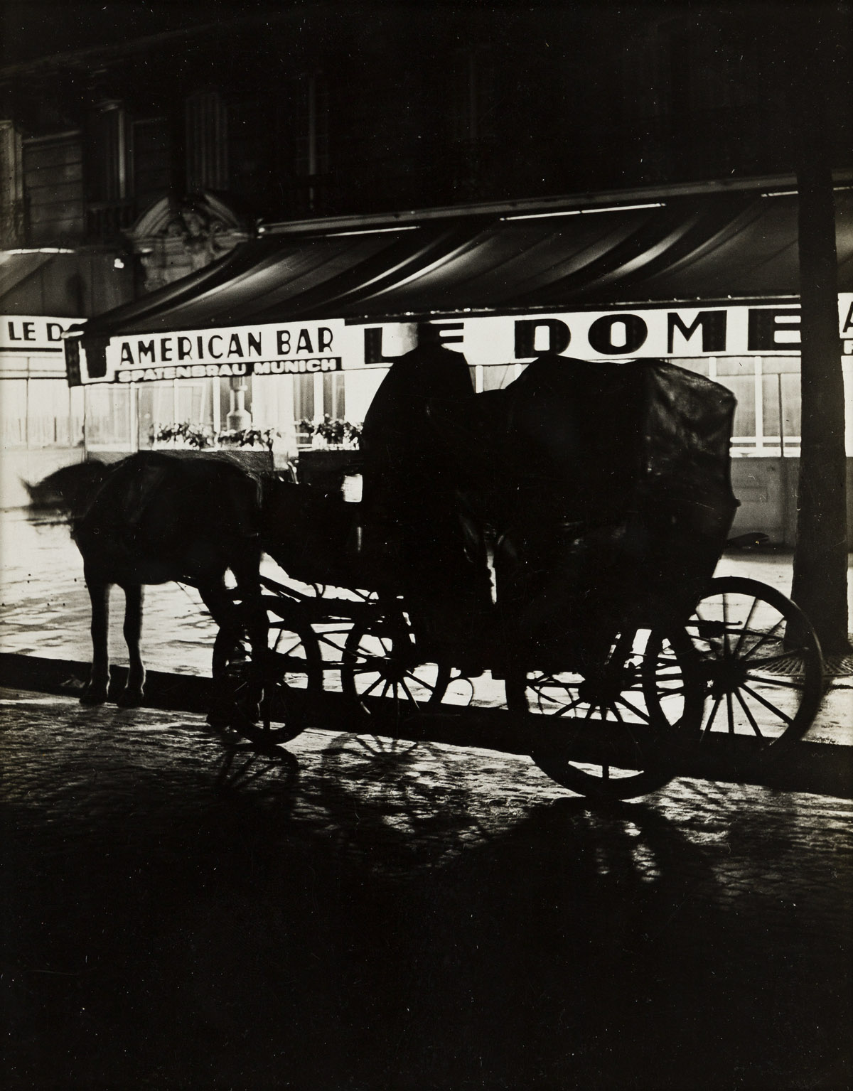 BRASSAÏ (1899-1984) Un Fiacre devant le Café Le Dome, Montparnasse.